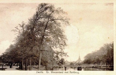 <p>Het Kerkbrugje verbond het Ter Pelkwijkpark met het Groot Wezenland. Aan de overzijde van de stadsgracht zouden omstreeks 1880 twaalf geschakelde herenhuizen worden gebouwd. Verder bleef dit lager gelegen gebied tot ver in de 20e eeuw onbebouwd (HCO). </p>
